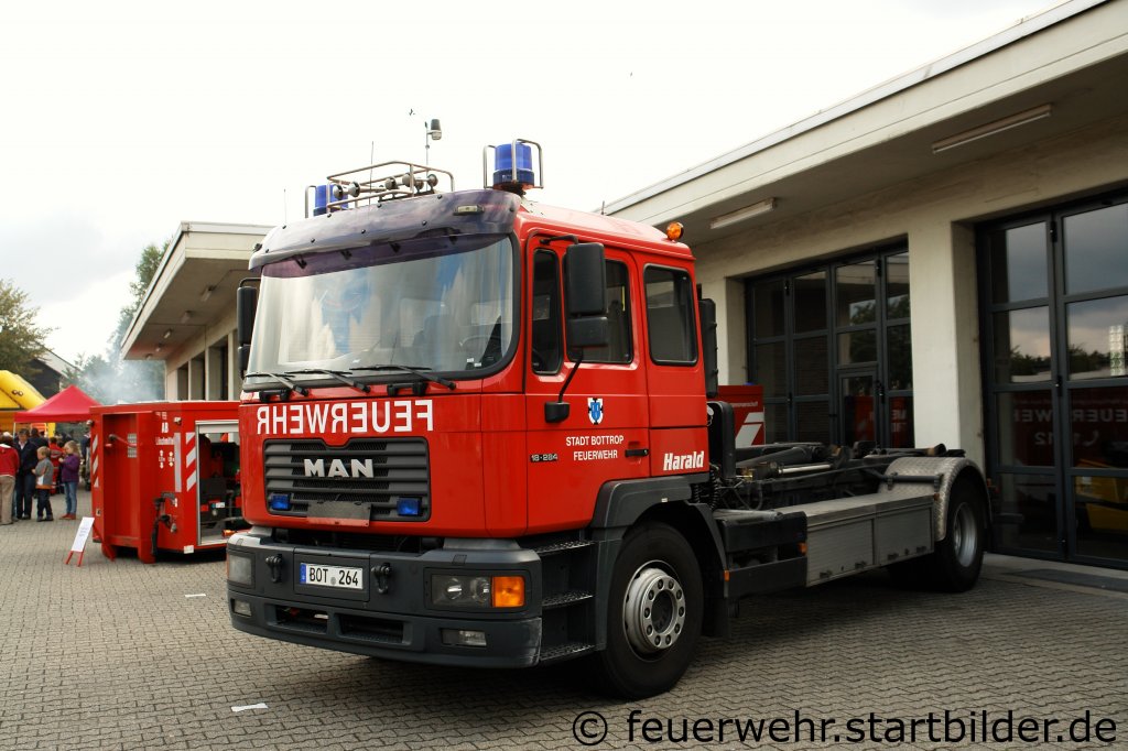 WLF (BOT 264) (Funk:1/65/2).
Standort von diesem Fahrzeug ist die Wache 1.
Aufgenommen am 18.9.2011 beim Tdo der FF Altstadt.