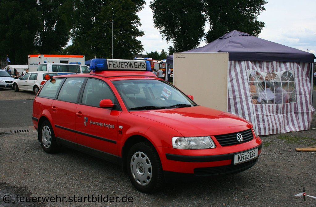 Zur Feuerwehr Krefeld gehrt dieser VW Passat.
Aufgenommen beim Blaulichtag in Krefeld am 10.7.2011.
