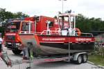 Hier ist ein Boot der Feuerwehr Dorsten zu sehen.
Es hrt auf den Namen Stadtbrandmeister.
Aufgenommen bei Tag der Offenen Tr der Feuerwehr Dorsten, 13.6.2010.