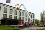 Am 2.5.2012 konnte ich in Oostende den Gelenkmast der Brandweer Oostende fr die Nachwelt festhalten.
Die Brandweer war damit beschftigt Fahnen an einem Hotel zu tauschen.
