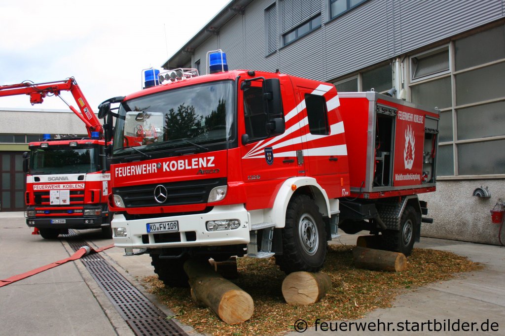 Bei diesem Waldbrand LF kann der Aufbau mit einen Ladekran abgenommen werden und durch einen Aufbau mit Sitzplätzen ersetzt werden.
Das LF wurde von der Firma Ritter Aufgebaut.
Aufgenommen beim Tag der Offenen Tür der Fw Koblenz, 28.8.2011.

