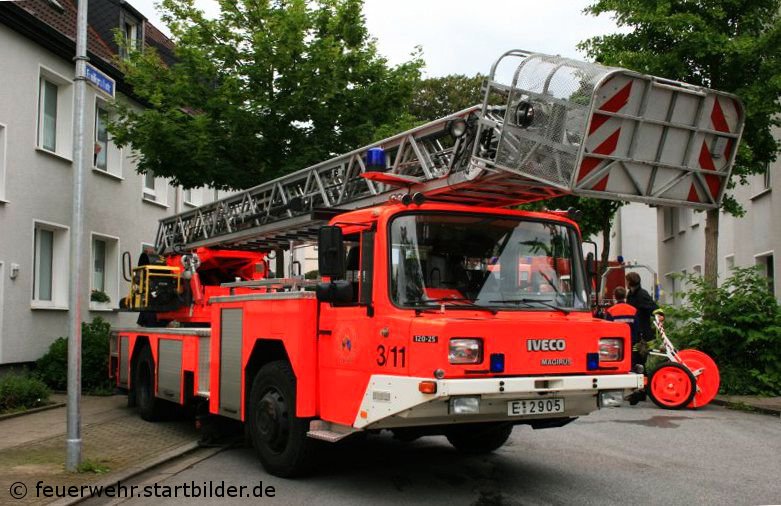 Bei der FF Kettwig steht diese DLK 23/12 (E 2905) (Florian Essen 8/33/4).
Es ist die einzige DL die in Essen bei einer FF steht. 
Sie ist die erste Niederfluhr DL die von der Feuerwehr Essen 1991 angeschaft wurde.
