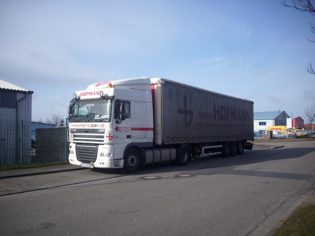 DAF XF Sattelzug in Sassnitz im Gewerbegebiet.