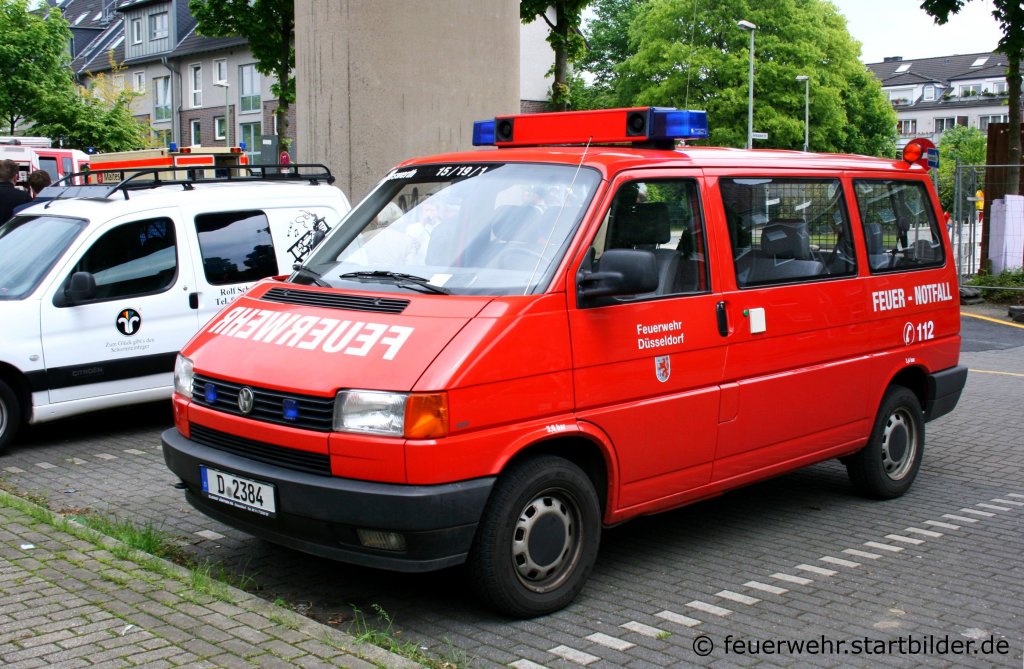 Die Feuerwehr Dsseldorf war auch beim Tag der Offenen Tr der Feuerwehr Duisburg Huckingen am 15.5.2010 zu Gast.
Sie sind mit diesem VW T4 (D 2384) (Funk 15/19/1) angereist.
Dieser MTF ist in Dsseldorf Kaiserswerth Stationiert.