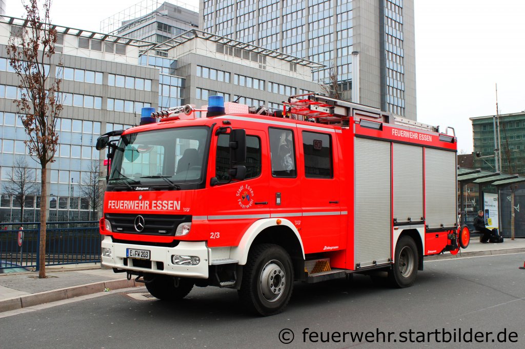 Dies ist ein LF 16/12 der Feuerwehr Essen.
Es wurde von Schlingmann Aufgebaut und 2011 in Dienst gestellt.
Das LF hat bei der Feuerwehr Essen die Nummer 2/3.
Aufgenommen am HBF Essen,7.3.2012.