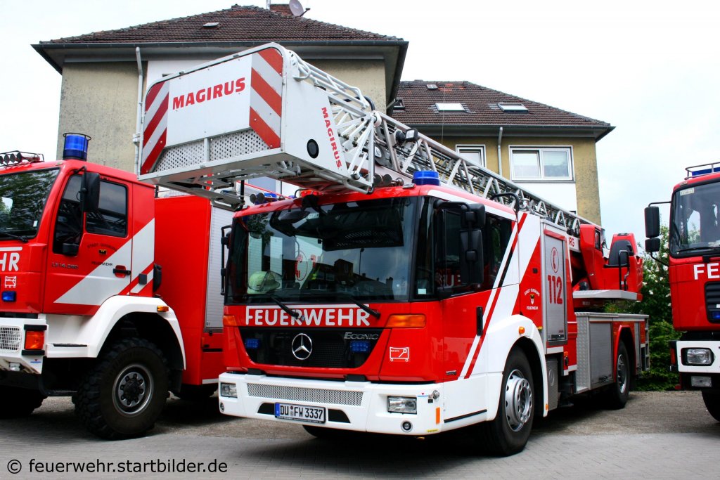 Diese DLK 23/12 (DU FW 3337) auf MB Econic habe ich beim Tag der Offenen Tr der Feuerwehr Duisburg Huckingen am 15.5.2010 aufgenommen.