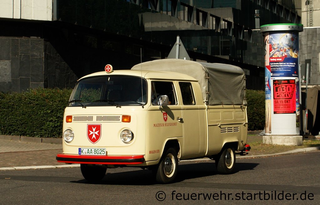 Dieser Historische VW Pritschenwagen gehrt zur Fahrzeugsammlung des DRK Kln.
Aufgenommen beim NRW Tag 2011 in Bonn.