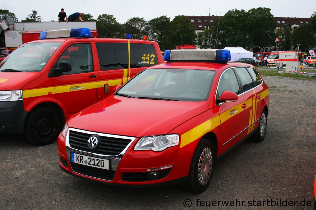 Dieser VW Passat gehrt zur Feuerwehr Krefeld.
Aufgenommen beim Blaulichtag in Krefeld am 10.7.2011.
