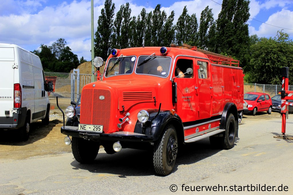 Dieses alte Mercedes Feuerwehrauto war einst bei der Feuerwehr Neuss im Dienst und trug dort die Nummer 8.
Aufgenommen beim Tdot der FF Neuss Furth 17.6.2012.