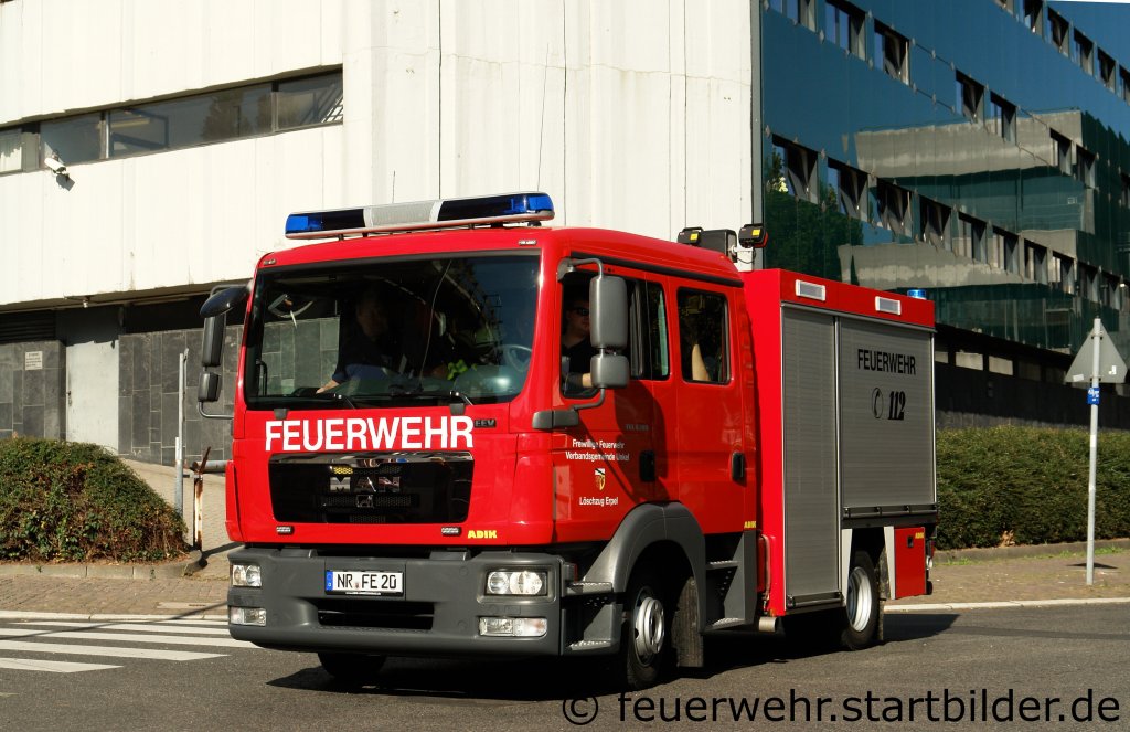 Dieses LF (NR FE 20) ist bei der Freiwilligen Feuerwehr Erpel stationiert.
Es hat einen ADIK Aufbau.
Aufgenommen beim NRW Tag 2011 in Bonn.