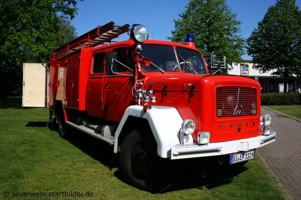 Dieses Magirus TLF 16/30 war bei der Feuerwehr Siegen im Einsatz.
Aufgenommen in Kirchhellen am 1.5.2011. 