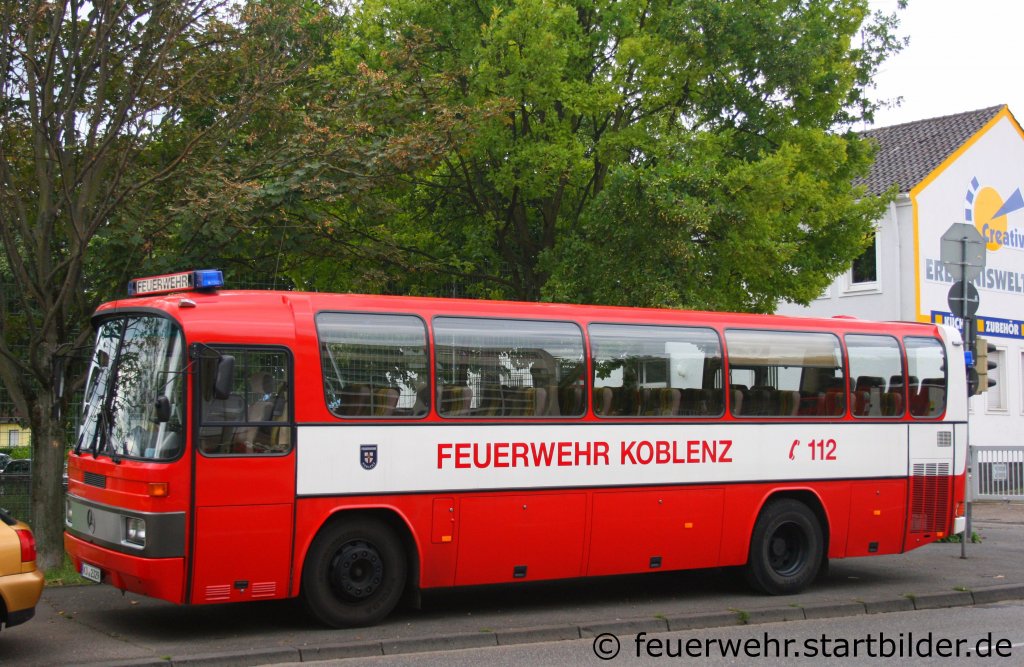 Eines der Ältesten Fahrzeuge der Fw Koblenz ist dieser Mercedes 0 303 Reisebus.
Aufgenommen beim Tag der Offenen Tür der Fw Koblenz, 28.8.2011.

