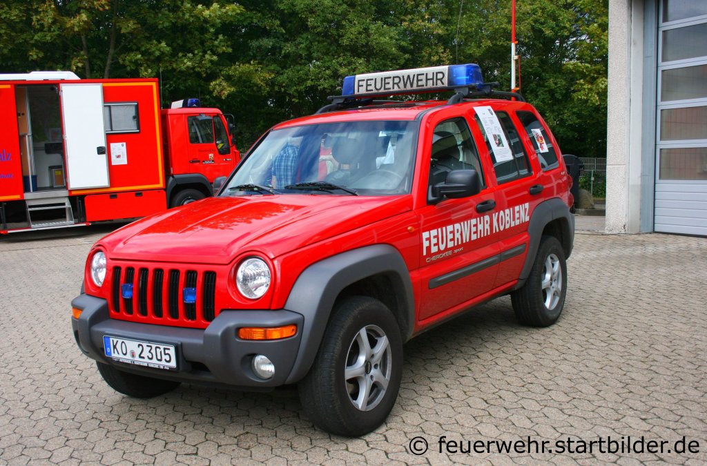 ELW 1 der Feuerwehr Koblenz mit Daimler Chrysler Aufbau.
Aufgenommen beim Tag der Offenen Tür der Fw Koblenz, 28.8.2011. 