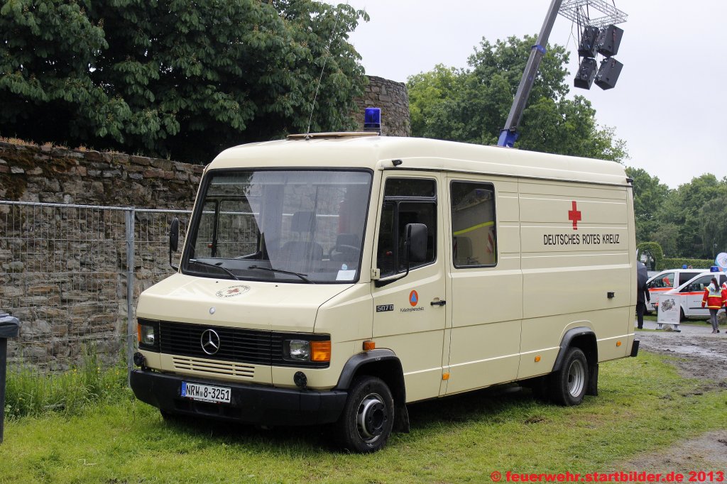 Fahrzeug (NRW 8-3251) des DRK Mlheim/Ruhr.
Aufgenommen beim Tag der Hilfsorganisationen am 26.5.2013 in Mlheim.