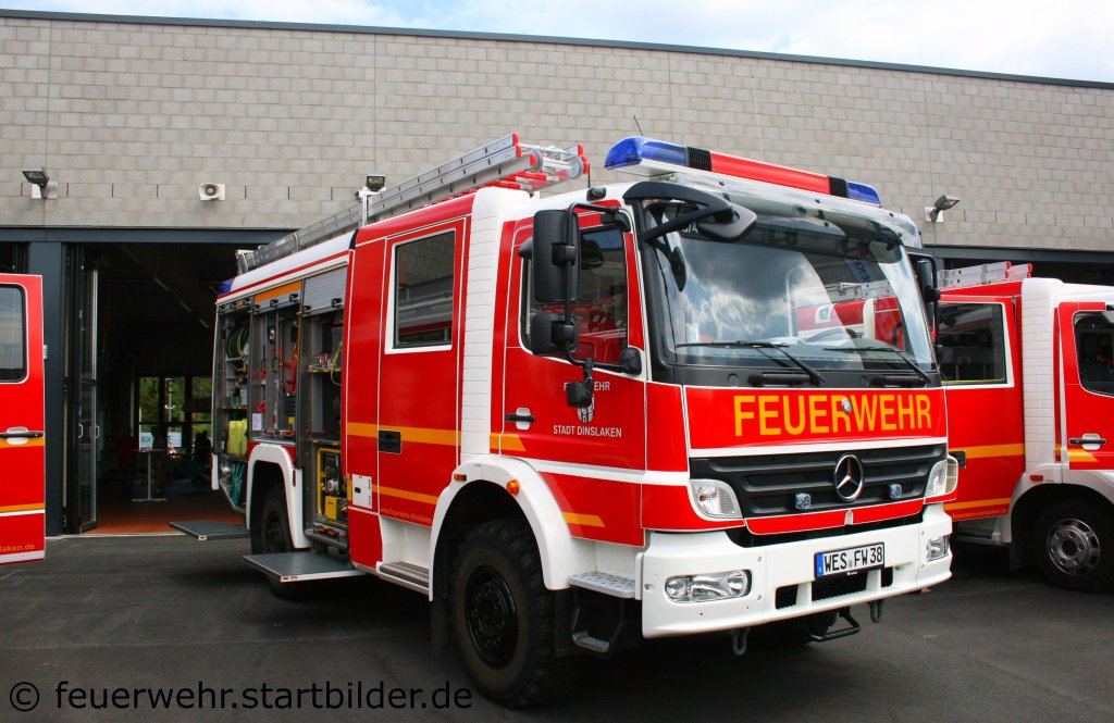 Feuerwehr Dinslaken
LF 10/6 (Funk:3/42/52) mit Rosenbauer Aufbau.
Aufgenommen bei der Feuerwehr Dinslaken am 10.7.2011.
