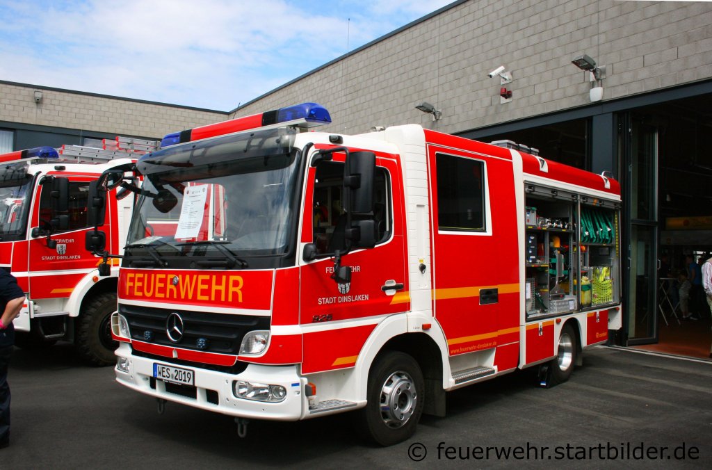 Feuerwehr Dinslaken
LF 10/6.
Das LF hat einen Rosenbauer Aufbau.
Aufgenommen bei der Feuerwehr Dinslaken am 10.7.2011.