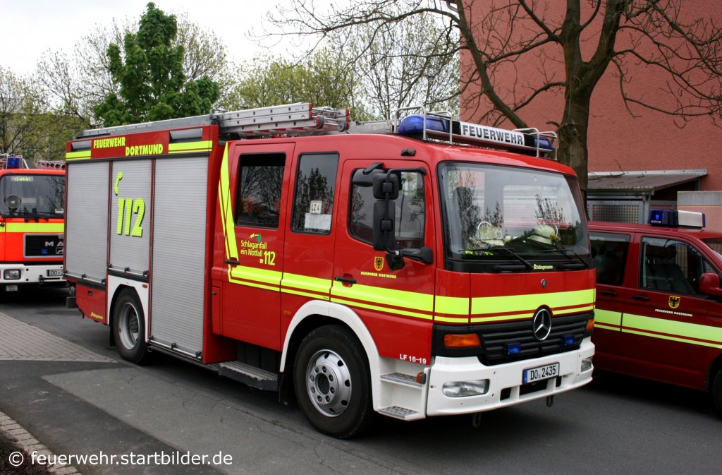 Feuerwehr Dortmund
Kennzeichen DO 2435
Fahrzeugart LF 16/12
Hersteller  MB Atego
Aufgenommen beim Tag der Offenen Tr der Freiwilligen Feuerwehr Holzen am 8.5.2010.