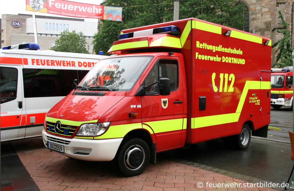 Feuerwehr Dortmund
Kennzeichen DO 2559
Fahrzeugart GW 6R
Hersteller  MB Sprinter
Aufgenommen beim Stadtfeuerwehrtag in der Dortmunder Innenstadt am 12.6.2010.