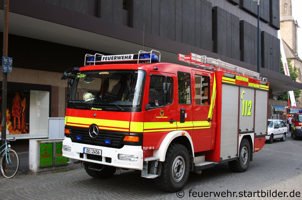 Feuerwehr Dortmund
TLF 16/25 (Funk:16/23/01).
Aufgenommen beim Stadtfeuerwehrtag in Dortmund am 11.6.2011.