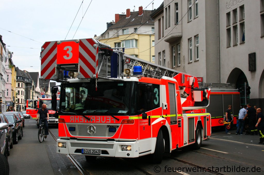 Feuerwehr D�sseldorf
DLK 23/12 (Funk:3/33/1).
Aufgenommen beim Tag der Offenen T�r der Feuerwache D�sseldorf Derendorf, 16.7.2011.
