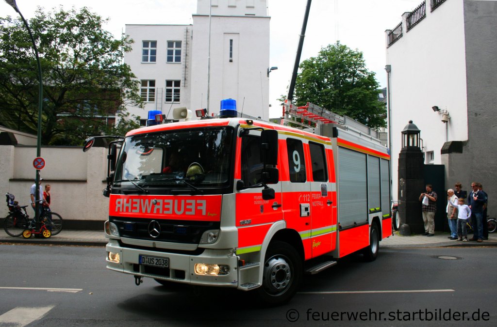 Feuerwehr Düsseldorf
HLF 20/16 (Funk:09/46/02).
Aufgenommen beim Tag der Offenen Tür der Feuerwache Düsseldorf Derendorf, 16.7.2011.