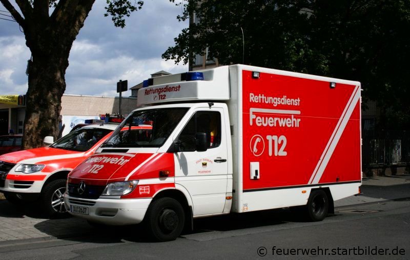 Feuerwehr Duisburg  RTW (DU 2637) auf MB Sprinter.
Aufgenommen im Sommer 2009 in Duisburg.
