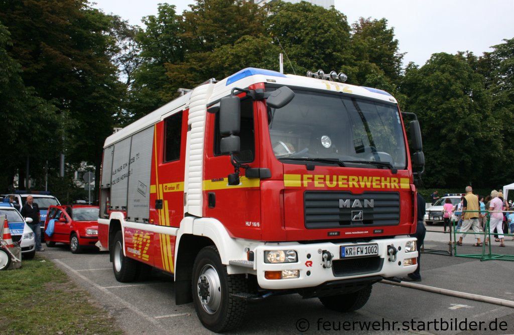 Feuerwehr Krefeld
HLF 16/6 mit Rosenbauer Aufbau.
Aufgenommen beim Blaulichtag in Krefeld am 10.7.2011.