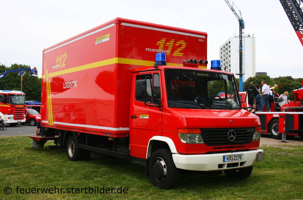 Feuerwehr Krefeld
LKW (Funk:1/74/1).
Aufgenommen beim Blaulichtag in Krefeld am 10.7.2011. 
