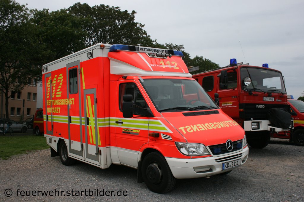 Feuerwehr Krefeld
NAW (Funk:1/81/1).
Aufgenommen beim Blaulichtag in Krefeld am 10.7.2011.