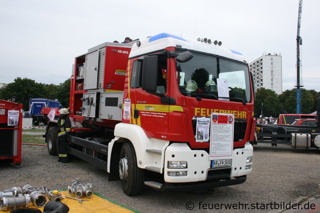 Feuerwehr Krefeld
WLF 6
Das Fahrzeug ist beim LZ Gellep Stratum Stationiert.
Aufgenommen beim Blaulichtag in Krefeld am 10.7.2011.