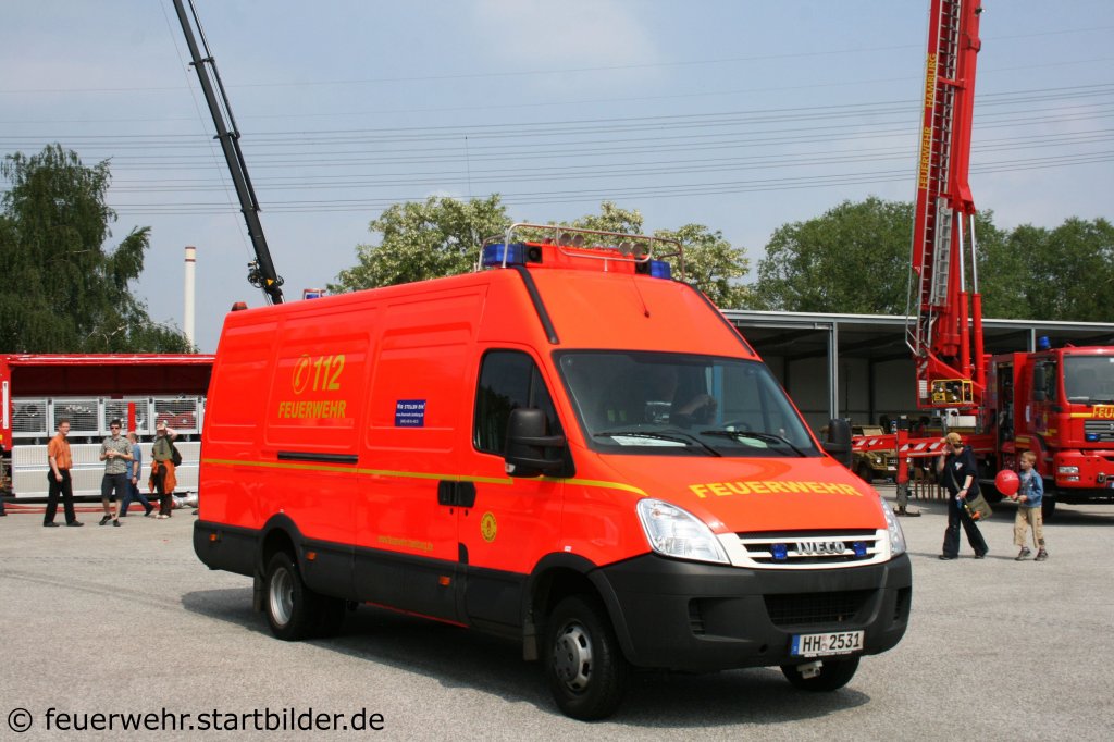 Gertewagen (HH 2531) auf IVECO Daily der Feuerwehr Hamburg.
Aufgenommen beim Tag der offenen Tr der Feuerwehrschule Hamburg am 21.5.2011.
