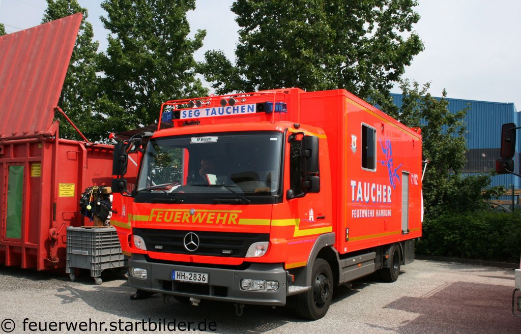 Gerätewagen-Wasserrettung (HH 2836) mit Wille Aufbau.
Aufgenommen beim Tag der offenen Tür der Feuerwehrschule Hamburg am 21.5.2011
Dieses Fahrzeug steht auf der Bf Feuerwache Billstedt.
