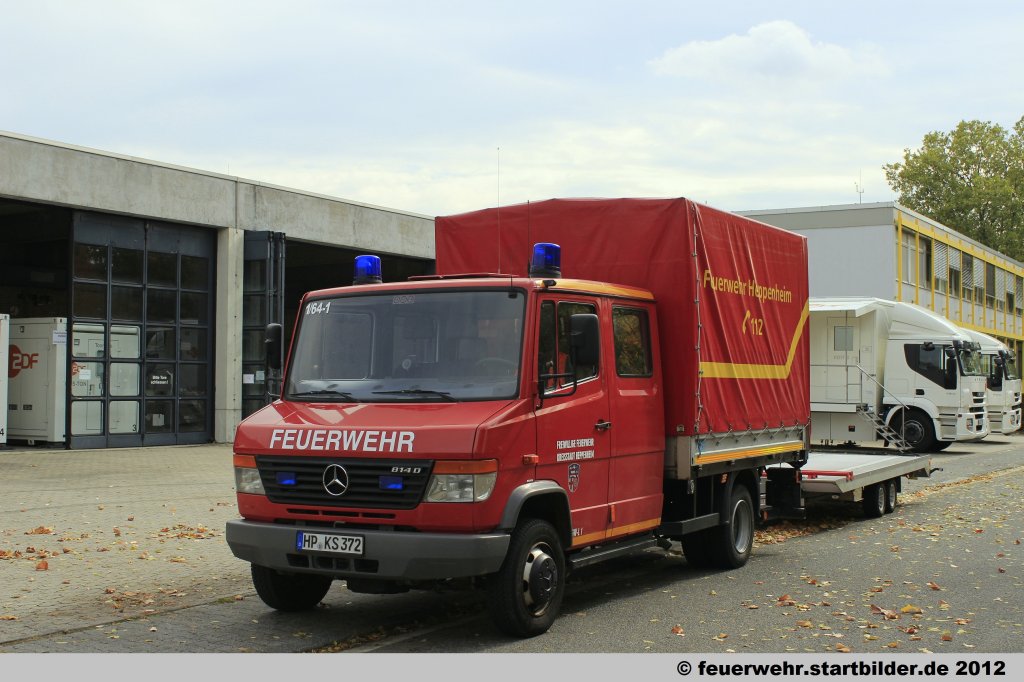 GW-Logistik (Florian Heppenheim 1/64-1) der Feuerwehr Heppenheim.
Das Fahrzeug ist Baujahr 1998 und wurde von der Firma Kögel Aufgebaut.
Aufgenommen beim Jubiläum 50 Jahre LFV-Rheinland-Pfalz in Mainz,6.10.2012.
