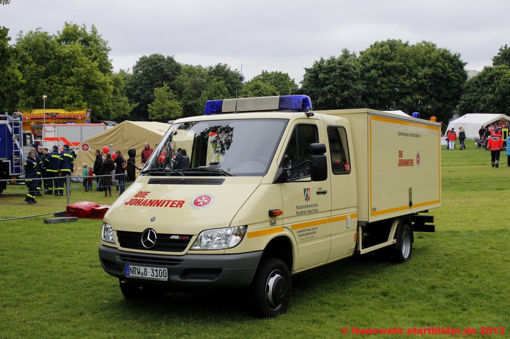 GW-San (NRW 8-3100) der Johanniter Mlheim/Ruhr.
Aufgenommen beim Tag der Hilfsorganisationen am 26.5.2013 in Mlheim.