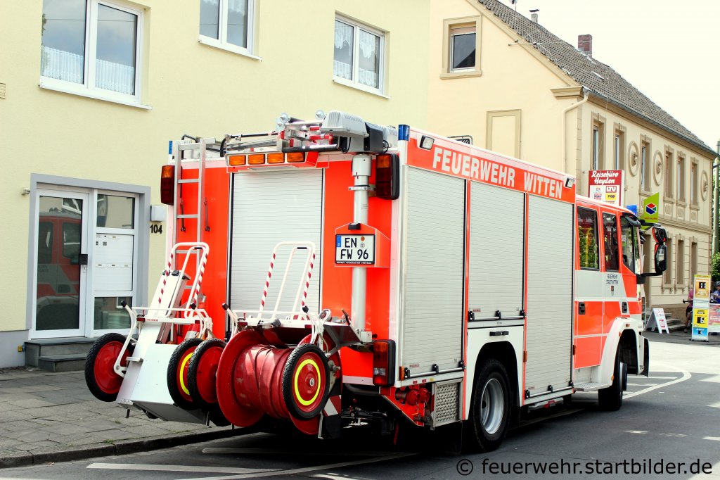 Hier eine Heckansicht des HLF 20/16.
Aufgenommen beim Tdot der Feuerwehr Herbeden, 19.5.2012.