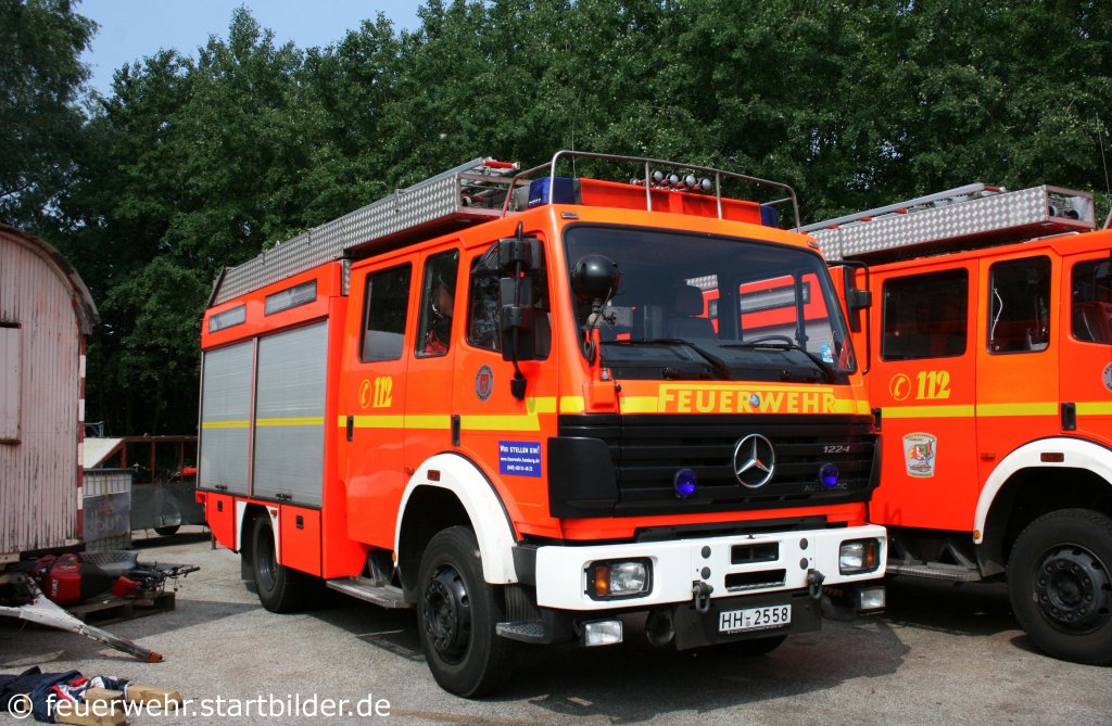 HLF 16/14 (HH 2558) auf MB 1224 mit Metz Aufbau.
Aufgenommen beim Tag der offenen Tür der Feuerwehrschule Hamburg am 21.5.2011.