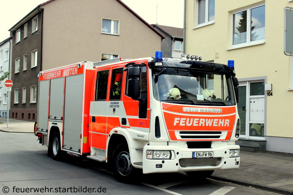 HLF 20/16 (Florian Witten 17/43/1).
Das HLF ist Baujahr 2008.
Es werden 2000L Wasser und 200L Schaum mitgeführt.
Aufgenommen beim Tdot der Feuerwehr Herbeden, 19.5.2012.