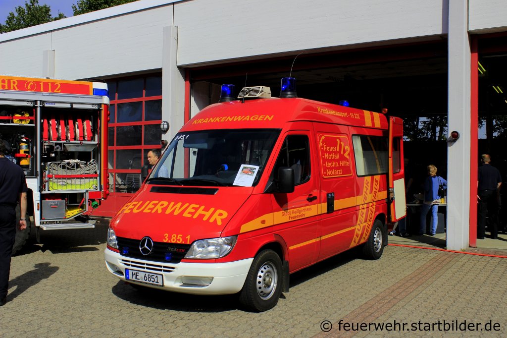 KTW (Florian Mettmann 3/85/1) der Feuerwehr Heiligenhaus.
Aufgenommen am 8.9.2012.