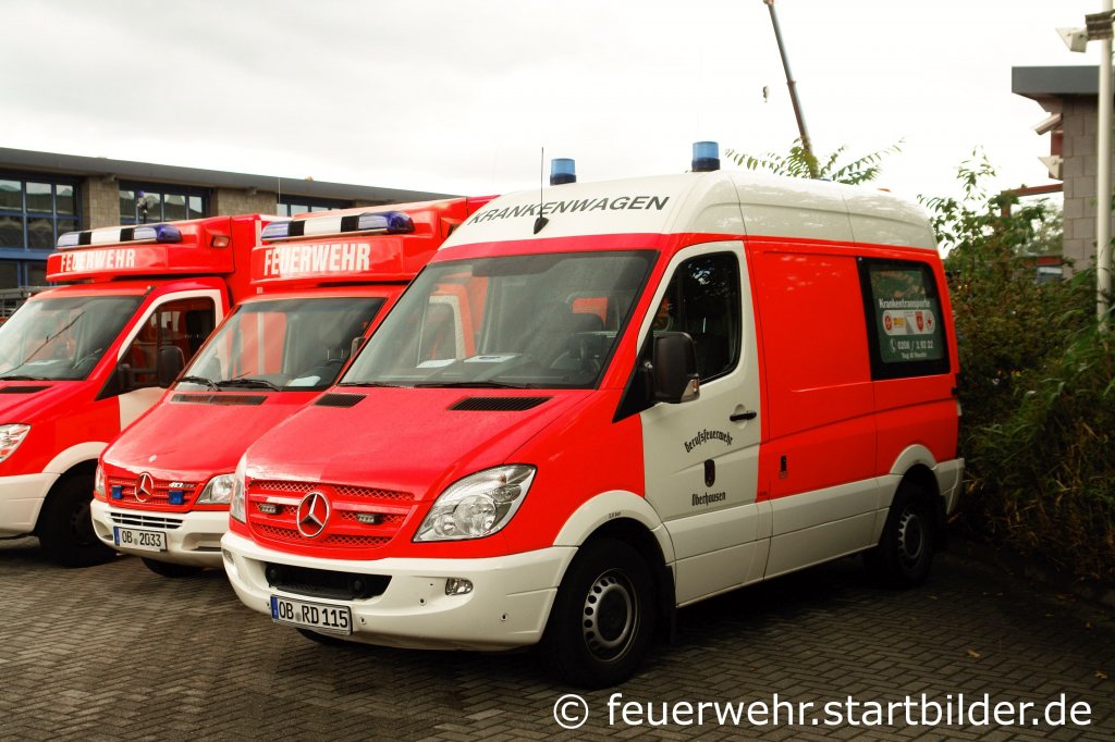 KTW (OB RD 115).
Dies ist eines der neuesten Fahrzeuge beim Rettungsdienst der Feuerwehr Oberhausen.
Aufgenommen am 18.9.2011 beim Tdo der FF Oberhausen Sterkrade.