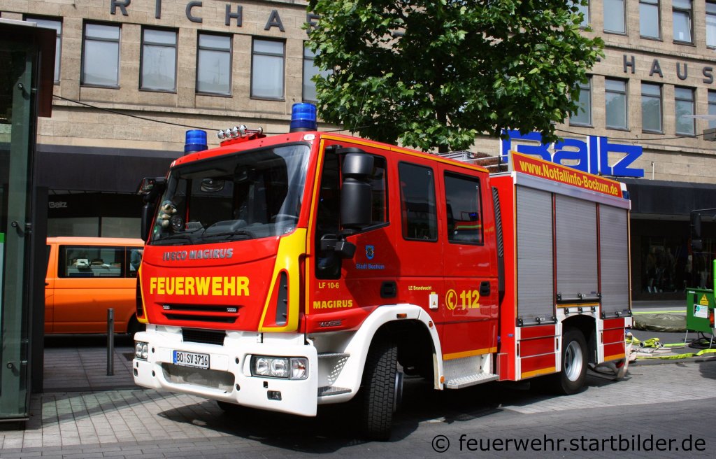 LF 10/6 (BO SV 3716) der Feuerwehr Bochum.
Das LF hat einen Magirus Aufbau und steht beim LZ Brandwacht.
Aufgenommen in der Bochumer City am 28.5.2011.