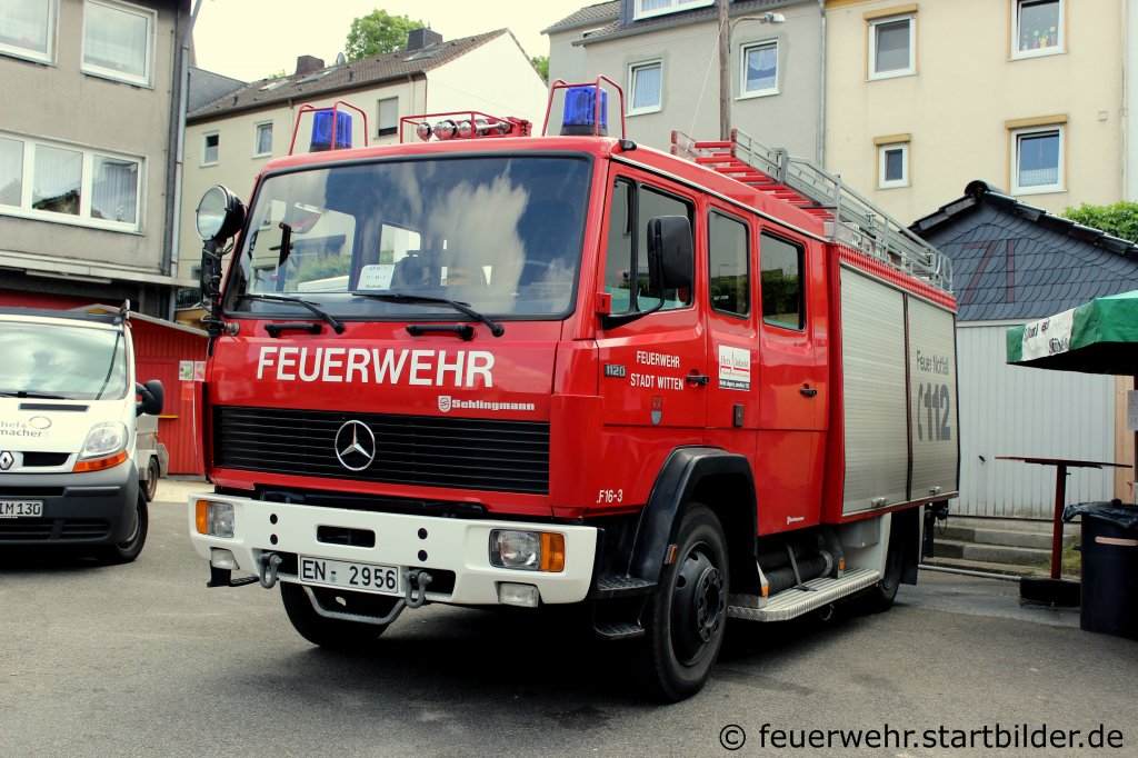 LF 16/12 (Florian Witten 17/44/1) der Feuerwehr Witten Herbede.
Das Fahrzeug wurde von Schlingmann Aufgebaut.
Das LF 16/12 ist Baujahrt 1989.
Es werden 1600L Wasser mitgeführt.
Aufgenommen beim Tdot der Feuerwehr Herbeden, 19.5.2012.
