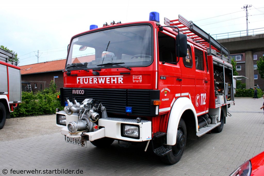 LF 16TS (DU 8064) (Funk: 730/45/1) der Feuerwache Duisburg Huckingen.
Aufgenommen beim Tag der Offenen Tr der Feuerwehr Duisburg Huckingen am 15.5.2010.