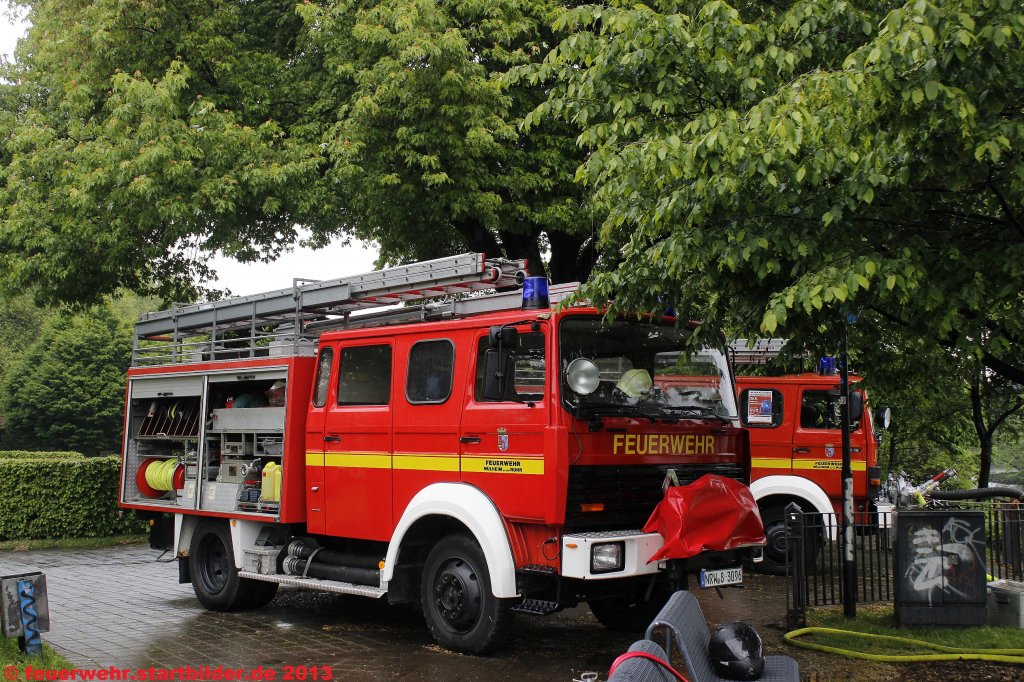 LF 16TS der Feuerwehr Mülheim/Ruhr.
Das Fahrzeug ist bei der FF Mülheim Heißen Stationiert.
Aufgenommen beim Tag der Hilfsorganisationen am 26.5.2013 in Mülheim.