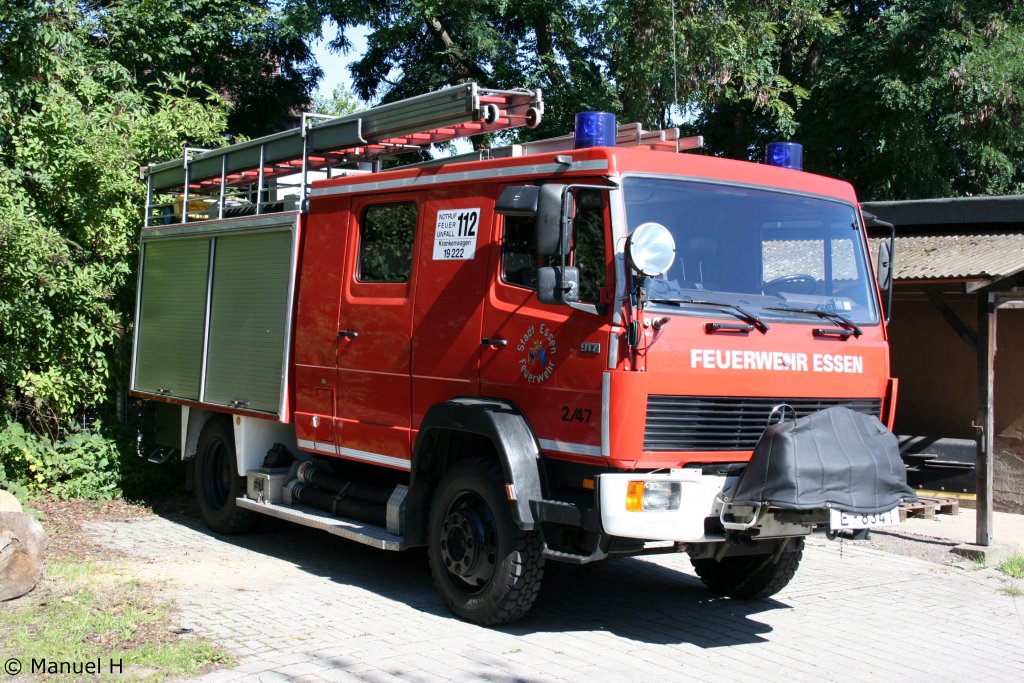 LF 16TS (Florian Essen 19-LF16TS-4).
Das Fahrzeug ist bei der LG Umweltschutz im Hesselbruch stationiert.
Aufgenommen beim Tag der Offenen Tür der Feuerwehr Essen am 5.9.2010.