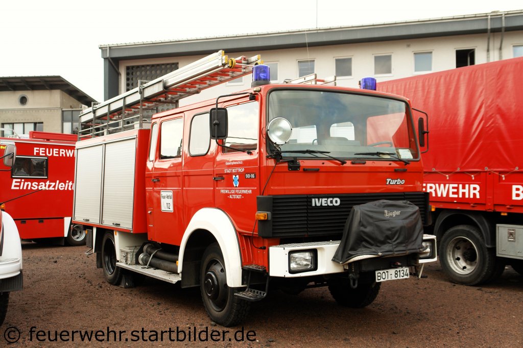 Lf 16TS mit Lentner aufbau.
Das Fahrzeug steht bei der FF Bottrop Altstadt.
Aufgenommen am 18.9.2011 beim Tdo der FF Altstadt.