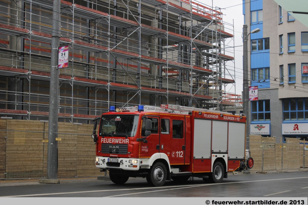 LF 20/16 (16-LF20-1) der Feuerwehr Solingen mit Schlingmann Aufbau.
Aufgenommen in Solingen Stadtmitte, 4.6.2013.