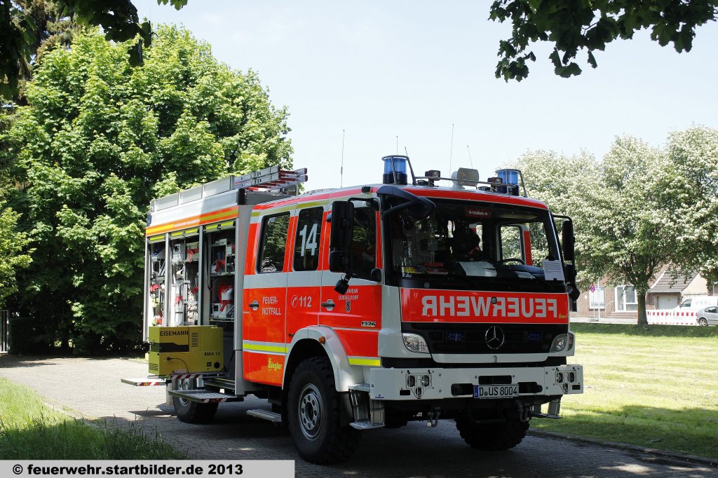 LF20/10 (14-LF20KatS-01) des LZ Düsseldorf Wittlaer.
Das Fahrzeug wurde 2010 in Dienst gestellt.
Aufgenommen beim Feuerwehrfest 20 Jahre JF Wittlaer, 19.5.2013.