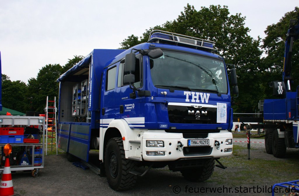 MzKW (MehrzweckKW) vom THW Krefeld mit Empl Aufbau.
(Funk:Heros Krefeld 28/54).
Aufgenommen beim Blaulichtag in Krefeld am 10.7.2011.