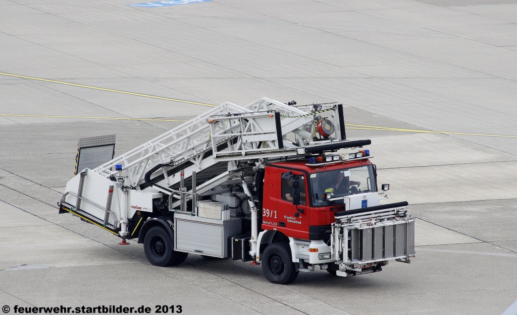 Rettungstreppenfahrzeug Florian Airport Dsseldorf 00/39-1 der Flughafenfeuerwehr Dsseldorf.