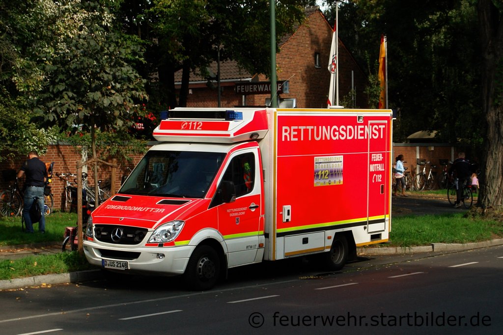 RTW 17 (7/83/1) der Feuerwehr Dsseldorf mit Fahrtec Aufbau.
Aufgenommen beim Tag der Offenen Tr der Wache 7 am 23.9.2011.